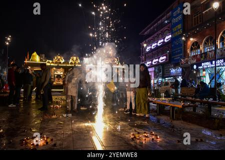 Srinagar, Indien. 31. Oktober 2024. Hindutouristen zünden Feuerknacker anlässlich des Diwali, dem Hindufest der Lichter in Srinagar, der Sommerhauptstadt von Jammu und Kaschmir. Deepavali oder Dipavali ist ein vier- bis fünftägiges Lichterfest, das von Hindus im Herbst auf der ganzen Welt gefeiert wird. Quelle: SOPA Images Limited/Alamy Live News Stockfoto