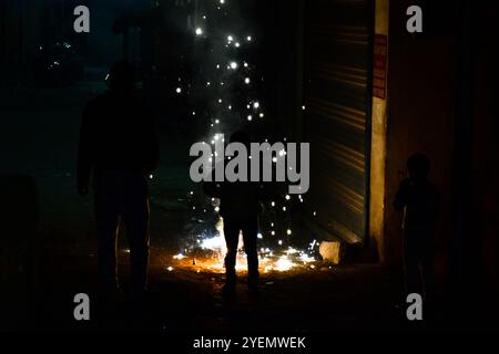 Srinagar, Indien. 31. Oktober 2024. Hinduknaben zünden Feuerknacker anlässlich des Diwali, dem Hindufest der Lichter in Srinagar, der Sommerhauptstadt von Jammu und Kaschmir. Deepavali oder Dipavali ist ein vier- bis fünftägiges Lichterfest, das von Hindus im Herbst auf der ganzen Welt gefeiert wird. Quelle: SOPA Images Limited/Alamy Live News Stockfoto