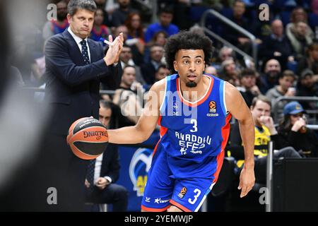 Jordan Nwora (Anadolu Efes Istanbul, Nr. 3). im blick Tomislav Mijatovic (Anadolu Efes Istanbul, Chef-Trainer) GER, ALBA Berlin gegen Anadolu Efes Istanbul, Basketball, EuroLeague, Saison 2024/2025, 7. Spieltag, 31.10.2024 Foto: Eibner-Pressefoto/Ryan Sleiman Stockfoto