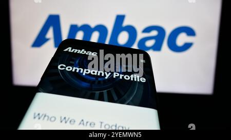 Stuttgart, Deutschland - 07.03.2024: Smartphone mit Webseite des US-Finanzunternehmens Ambac Financial Group Inc. Vor dem Geschäftslogo. Fokussieren Sie sich oben links auf der Telefonanzeige. Stockfoto