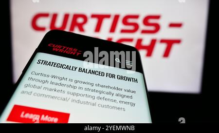 In dieser Abbildung ist ein Smartphone mit der Webseite des US-Luftfahrtunternehmens Curtiss-Wright Corporation vor dem Geschäftslogo zu sehen. Stockfoto