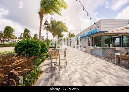 Fort Lauderdale, FL, USA - 22. Oktober 2024: Restaurants im neuen Marina-Dorf Fort Lauderdales Stockfoto