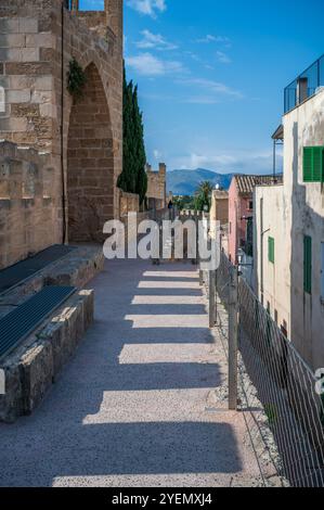 Fußweg auf den alten Stadtmauern von Alcudia, Mallorca, vertikal Shot, mallorca spanien Stockfoto