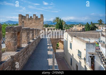 Fußweg auf der alten Stadtmauer von Alcudia, Mallorca, Weitwinkelaufnahme bei schönem Wetter, mallorca spanien Stockfoto