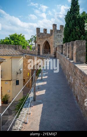 Fußweg auf den alten Stadtmauern von Alcudia, Mallorca, vertikal Shot, mallorca spanien Stockfoto