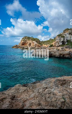Küste mit Klippen am Calo des Moro, Mallorca mit Meer- und Felsformationen, vertikaler Schuss, mallorca spanien Stockfoto
