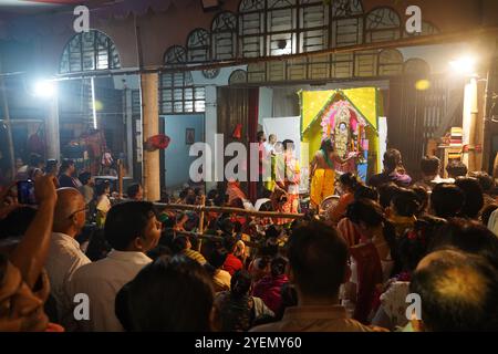 Dhaka, Dhaka, Bangladesch. 31. Oktober 2024. Kali Puja, das zweite große religiöse fest der hinduistischen Gemeinde, wird sowohl einzeln als auch gemeinschaftlich gefeiert. Der Überlieferung nach werden die Rituale von der späten Nacht bis zum nächsten Morgen fortgesetzt. Am 31. Oktober 2024, zur Feier von Kali Puja, konnten in mehreren Tempeln in ganz Dhaka bis spät in die Nacht eine Menge von Gläubigen und Besuchern gesehen werden. (Kreditbild: © Rubel Karmaker/ZUMA Press Wire) NUR REDAKTIONELLE VERWENDUNG! Nicht für kommerzielle ZWECKE! Stockfoto