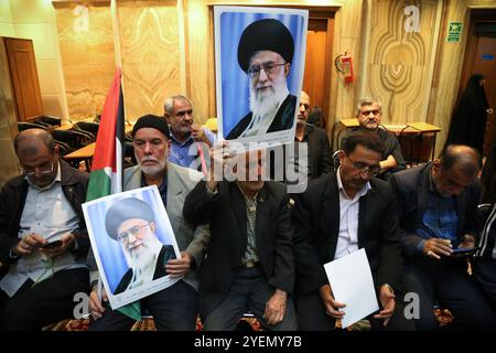 Teheran, Iran. 31. Oktober 2024. Ein iranischer Mann hält während einer Zeremonie auf dem Palästinensischen Platz in Teheran ein Poster des Obersten iranischen Führers Ayatollah Ali Khamenei, das an den verstorbenen Haschem Safieddine erinnert, einem prominenten Geistlichen, der als Nachfolger des ermordeten Hisbollah-Führers Hassan Nasrallah erwartet wurde, der durch einen israelischen Luftangriff in Beirut getötet wurde. IDF-Sprecher Daniel Hagari bestätigte am 26. Oktober 2024, dass präzise Angriffe auf militärische Ziele im Iran durchgeführt wurden. Nach Angaben der iranischen Luftverteidigungsstreitkräfte wurde der Angriff jedoch erfolgreich von den integrierten iranischen Verteidigern abgefangen Stockfoto