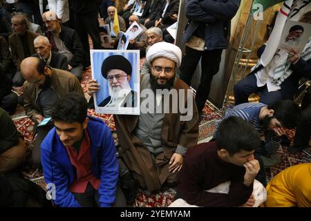 Teheran, Iran. 31. Oktober 2024. Ein iranischer Geistlicher hält während einer Zeremonie auf dem Palästinensischen Platz in Teheran ein Poster des Obersten iranischen Führers Ayatollah Ali Khamenei, das an den verstorbenen Haschem Safieddine erinnert, einem prominenten Geistlichen, der den ermordeten Hisbollah-Führer Hassan Nasrallah ablösen sollte, der durch einen israelischen Luftangriff in Beirut getötet wurde. IDF-Sprecher Daniel Hagari bestätigte am 26. Oktober 2024, dass präzise Angriffe auf militärische Ziele im Iran durchgeführt wurden. Nach Angaben der iranischen Luftverteidigungsstreitkräfte wurde der Angriff jedoch erfolgreich von der integrierten iranischen def abgefangen Stockfoto