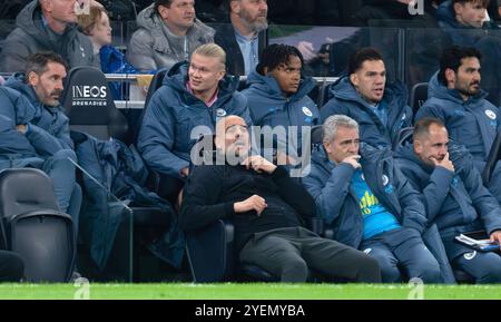 London, Großbritannien. 30. Oktober 2024. PEP Guardiola, der Manager von Manchester City sitzt im Dugout, während Erling Haaland von Manchester City auf der Bank hinter ihm saß. Carabao Cup, Achtelfinale des EFL Cup, Tottenham Hotspur gegen Manchester City im Tottenham Hotspur Stadium in London am Mittwoch, 30. Oktober 2024. Dieses Bild darf nur für redaktionelle Zwecke verwendet werden. Foto nur für redaktionelle Verwendung von Sandra Mailer/Andrew Orchard Sportfotografie/Alamy Live News Credit: Andrew Orchard Sportfotografie/Alamy Live News Stockfoto
