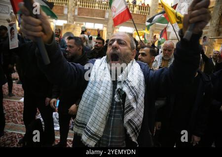 Teheran, Iran. 31. Oktober 2024. Ein iranischer Mann singt Slogans während einer Zeremonie auf dem Palästinensischen Platz in Teheran, um dem verstorbenen Haschem Safieddine zu gedenken, einem prominenten Geistlichen, der als Nachfolger des ermordeten Hisbollah-Führers Hassan Nasrallah erwartet wurde, der durch einen israelischen Luftangriff in Beirut getötet wurde. IDF-Sprecher Daniel Hagari bestätigte am 26. Oktober 2024, dass präzise Angriffe auf militärische Ziele im Iran durchgeführt wurden. Nach Angaben der iranischen Luftverteidigungsstreitkräfte wurde der Angriff jedoch erfolgreich vom integrierten iranischen Verteidigungssystem abgefangen. (Bild: © Rouzbeh Fouladi/ZUMA Press W Stockfoto