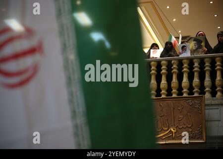 Teheran, Iran. 31. Oktober 2024. Iranische verhüllte Frauen nehmen an einer Zeremonie auf dem Palästinensischen Platz in Teheran Teil, um dem verstorbenen Haschem Safieddine zu gedenken, einem prominenten Kleriker, von dem erwartet wurde, dass er die Nachfolge des ermordeten Hisbollah-Führers Hassan Nasrallah übernehmen sollte, der bei einem israelischen Luftangriff in Beirut getötet wurde. IDF-Sprecher Daniel Hagari bestätigte am 26. Oktober 2024, dass präzise Angriffe auf militärische Ziele im Iran durchgeführt wurden. Nach Angaben der iranischen Luftverteidigungsstreitkräfte wurde der Angriff jedoch erfolgreich vom integrierten iranischen Verteidigungssystem abgefangen. (Kreditbild: © Rouzbeh Fouladi/ZUMA Press Wire Stockfoto