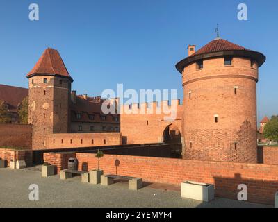 Die burg in Malbork, Marienburg vom Fluss Nogat aus gesehen. Deutsche Ritterarchitektur in Polen. Stockfoto