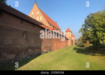 Die burg in Malbork, Marienburg vom Fluss Nogat aus gesehen. Deutsche Ritterarchitektur in Polen. Stockfoto