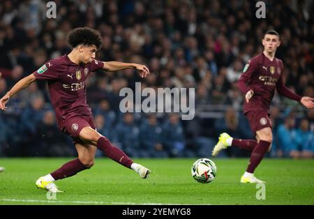 London, Großbritannien. 30. Oktober 2024. Rico Lewis aus Manchester City in Aktion. Carabao Cup, Achtelfinale des EFL Cup, Tottenham Hotspur gegen Manchester City im Tottenham Hotspur Stadium in London am Mittwoch, 30. Oktober 2024. Dieses Bild darf nur für redaktionelle Zwecke verwendet werden. Foto nur für redaktionelle Verwendung von Sandra Mailer/Andrew Orchard Sportfotografie/Alamy Live News Credit: Andrew Orchard Sportfotografie/Alamy Live News Stockfoto