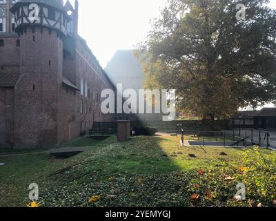 Die burg in Malbork, Marienburg vom Fluss Nogat aus gesehen. Deutsche Ritterarchitektur in Polen. Stockfoto