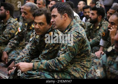 Teheran, Iran. 31. Oktober 2024. Die iranische Polizei gegen Aufstände und Spezialkräfte nimmt an einer Zeremonie auf dem Palästinensischen Platz in Teheran Teil, um dem verstorbenen Haschem Safieddine zu gedenken, einem prominenten Geistlichen, der den ermordeten Hisbollah-Führer Hassan Nasrallah ablösen sollte, der bei einem israelischen Luftangriff in Beirut getötet wurde. IDF-Sprecher Daniel Hagari bestätigte am 26. Oktober 2024, dass präzise Angriffe auf militärische Ziele im Iran durchgeführt wurden. Nach Angaben der iranischen Luftverteidigungsstreitkräfte wurde der Angriff jedoch erfolgreich vom integrierten iranischen Verteidigungssystem abgefangen. (Bild: © Rouzbeh Foulad Stockfoto