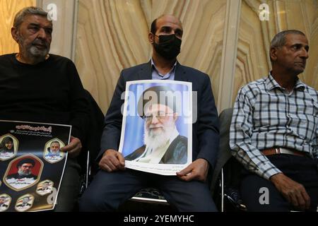 Teheran, Iran. 31. Oktober 2024. Ein iranischer Mann hält während einer Zeremonie auf dem Palästinensischen Platz in Teheran ein Poster des Obersten iranischen Führers Ayatollah Ali Khamenei, das an den verstorbenen Haschem Safieddine erinnert, einem prominenten Geistlichen, der als Nachfolger des ermordeten Hisbollah-Führers Hassan Nasrallah erwartet wurde, der durch einen israelischen Luftangriff in Beirut getötet wurde. IDF-Sprecher Daniel Hagari bestätigte am 26. Oktober 2024, dass präzise Angriffe auf militärische Ziele im Iran durchgeführt wurden. Nach Angaben der iranischen Luftverteidigungsstreitkräfte wurde der Angriff jedoch erfolgreich von den integrierten iranischen Verteidigern abgefangen Stockfoto