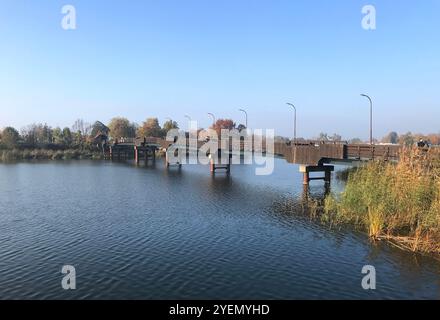 Eine hölzerne Fußgängerbrücke über den Fluss Nogat in Malbork, von der Schlossseite aus gesehen, Polen. Stockfoto