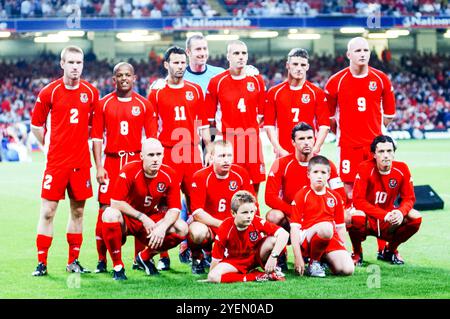 Wales posiert vor dem Start für ein Teamfoto. Qualifikationsspiel WALES gegen FINNLAND in Gruppe 9 für die 2004 Euro im Millennium Stadium in Cardiff, Wales, Großbritannien am 10. September 2003. Das Spiel endete 1-1, wobei die automatische Qualifikation von Walisisch geändert wurde. Foto: ROB WATKINS. INFO: Die Qualifikation für die UEFA-Europameisterschaft 2004 in Wales war denkwürdig, aber letztlich herzzerreißend. Unter der Leitung von Manager Mark Hughes und mit Stars wie Ryan Giggs erreichten sie die Playoff-Phase, verpassten aber knapp die Qualifikation und verloren gegen Russland trotz starker Leistungen. Stockfoto