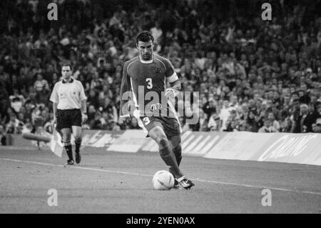 Captain Gary Speed aus Wales, der auf dem linken Rücken spielt, greift den linken Flügel herunter. Qualifikationsspiel WALES gegen FINNLAND in Gruppe 9 für die 2004 Euro im Millennium Stadium in Cardiff, Wales, Großbritannien am 10. September 2003. Foto: ROB WATKINS. INFO: Die Qualifikation für die UEFA-Europameisterschaft 2004 in Wales war denkwürdig, aber letztlich herzzerreißend. Unter der Leitung von Manager Mark Hughes und mit Stars wie Ryan Giggs erreichten sie die Playoff-Phase, verpassten aber knapp die Qualifikation und verloren gegen Russland trotz starker Leistungen. Stockfoto