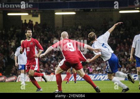 Stürmer John Hartson aus Wales wird von Hannu Tihinen aus Finnland zurückgezogen. Qualifikationsspiel WALES gegen FINNLAND in Gruppe 9 für die 2004 Euro im Millennium Stadium in Cardiff, Wales, Großbritannien am 10. September 2003. Foto: ROB WATKINS. INFO: Die Qualifikation für die UEFA-Europameisterschaft 2004 in Wales war denkwürdig, aber letztlich herzzerreißend. Unter der Leitung von Manager Mark Hughes und mit Stars wie Ryan Giggs erreichten sie die Playoff-Phase, verpassten aber knapp die Qualifikation und verloren gegen Russland trotz starker Leistungen. Stockfoto