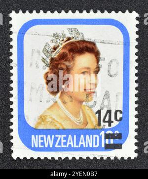Von Neuseeland gedruckte Briefmarke, die Königin Elizabeth II., ca. 1977, zeigt. Stockfoto