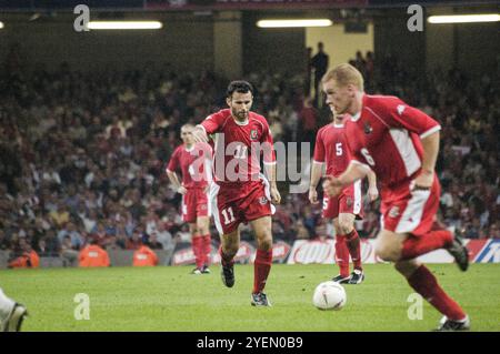 Ryan Giggs aus Wales greift den linken Flügel herunter. Das Spiel endete mit 1:1. Qualifikationsspiel WALES gegen FINNLAND in Gruppe 9 für die 2004 Euro im Millennium Stadium in Cardiff, Wales, Großbritannien am 10. September 2003. Foto: ROB WATKINS. INFO: Die Qualifikation für die UEFA-Europameisterschaft 2004 in Wales war denkwürdig, aber letztlich herzzerreißend. Unter der Leitung von Manager Mark Hughes und mit Stars wie Ryan Giggs erreichten sie die Playoff-Phase, verpassten aber knapp die Qualifikation und verloren gegen Russland trotz starker Leistungen. Stockfoto
