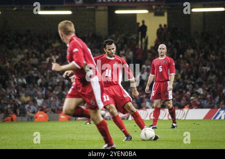 Ryan Giggs aus Wales greift den linken Flügel herunter. Das Spiel endete mit 1:1. Qualifikationsspiel WALES gegen FINNLAND in Gruppe 9 für die 2004 Euro im Millennium Stadium in Cardiff, Wales, Großbritannien am 10. September 2003. Foto: ROB WATKINS. INFO: Die Qualifikation für die UEFA-Europameisterschaft 2004 in Wales war denkwürdig, aber letztlich herzzerreißend. Unter der Leitung von Manager Mark Hughes und mit Stars wie Ryan Giggs erreichten sie die Playoff-Phase, verpassten aber knapp die Qualifikation und verloren gegen Russland trotz starker Leistungen. Stockfoto