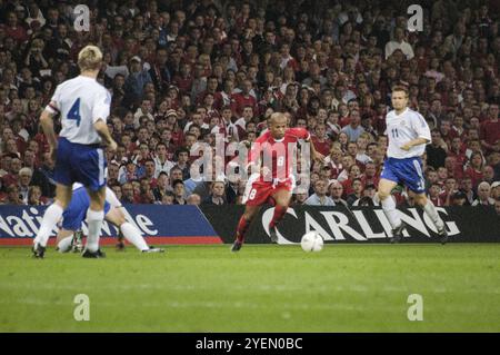 Robert Earnshaw aus Wales schneidet sich ein und hinterlässt Joonas Kolkka, um sich dem finnischen Sami Hyypiä zu stellen. Qualifikationsspiel WALES gegen FINNLAND in Gruppe 9 für die 2004 Euro im Millennium Stadium in Cardiff, Wales, Großbritannien am 10. September 2003. Foto: ROB WATKINS. INFO: Die Qualifikation für die UEFA-Europameisterschaft 2004 in Wales war denkwürdig, aber letztlich herzzerreißend. Unter der Leitung von Manager Mark Hughes und mit Stars wie Ryan Giggs erreichten sie die Playoff-Phase, verpassten aber knapp die Qualifikation und verloren gegen Russland trotz starker Leistungen. Stockfoto
