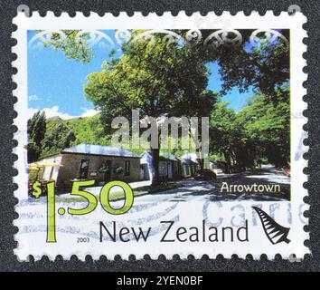 Gestempelte Briefmarke, gedruckt von Neuseeland, die Arrowtown zeigt, um 2003. Stockfoto