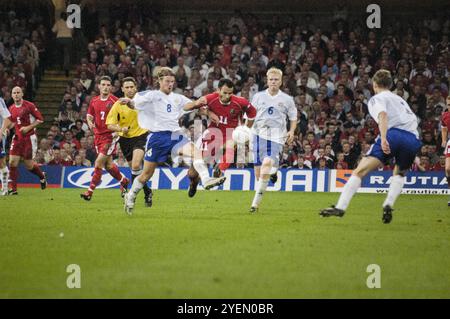 Ryan Giggs aus Wales wird von Teemu Tainio aus Finnland herausgefordert. Das Spiel endete mit 1:1. Qualifikationsspiel WALES gegen FINNLAND in Gruppe 9 für die 2004 Euro im Millennium Stadium in Cardiff, Wales, Großbritannien am 10. September 2003. Foto: ROB WATKINS. INFO: Die Qualifikation für die UEFA-Europameisterschaft 2004 in Wales war denkwürdig, aber letztlich herzzerreißend. Unter der Leitung von Manager Mark Hughes und mit Stars wie Ryan Giggs erreichten sie die Playoff-Phase, verpassten aber knapp die Qualifikation und verloren gegen Russland trotz starker Leistungen. Stockfoto
