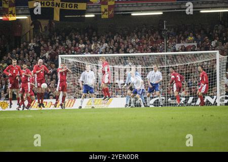 Die walisische Verteidigung hüpft zusammen, um einen Freistoß zu verteidigen. Qualifikationsspiel WALES gegen FINNLAND in Gruppe 9 für die 2004 Euro im Millennium Stadium in Cardiff, Wales, Großbritannien am 10. September 2003. Foto: ROB WATKINS. INFO: Die Qualifikation für die UEFA-Europameisterschaft 2004 in Wales war denkwürdig, aber letztlich herzzerreißend. Unter der Leitung von Manager Mark Hughes und mit Stars wie Ryan Giggs erreichten sie die Playoff-Phase, verpassten aber knapp die Qualifikation und verloren gegen Russland trotz starker Leistungen. Stockfoto