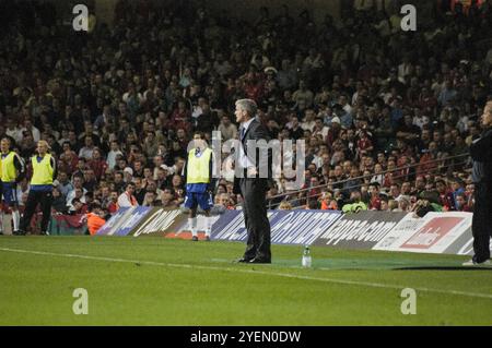 Wales-Manager Mark Hughes ruft Anweisungen von der Touchline an. Qualifikationsspiel WALES gegen FINNLAND in Gruppe 9 für die 2004 Euro im Millennium Stadium in Cardiff, Wales, Großbritannien am 10. September 2003. Foto: ROB WATKINS. INFO: Die Qualifikation für die UEFA-Europameisterschaft 2004 in Wales war denkwürdig, aber letztlich herzzerreißend. Unter der Leitung von Manager Mark Hughes und mit Stars wie Ryan Giggs erreichten sie die Playoff-Phase, verpassten aber knapp die Qualifikation und verloren gegen Russland trotz starker Leistungen. Stockfoto