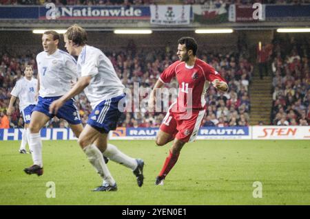 Ryan Giggs aus Wales greift den linken Flügel herunter. Das Spiel endete mit 1:1. Qualifikationsspiel WALES gegen FINNLAND in Gruppe 9 für die 2004 Euro im Millennium Stadium in Cardiff, Wales, Großbritannien am 10. September 2003. Foto: ROB WATKINS. INFO: Die Qualifikation für die UEFA-Europameisterschaft 2004 in Wales war denkwürdig, aber letztlich herzzerreißend. Unter der Leitung von Manager Mark Hughes und mit Stars wie Ryan Giggs erreichten sie die Playoff-Phase, verpassten aber knapp die Qualifikation und verloren gegen Russland trotz starker Leistungen. Stockfoto
