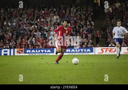 Ryan Giggs aus Wales greift den linken Flügel herunter. Das Spiel endete mit 1:1. Qualifikationsspiel WALES gegen FINNLAND in Gruppe 9 für die 2004 Euro im Millennium Stadium in Cardiff, Wales, Großbritannien am 10. September 2003. Foto: ROB WATKINS. INFO: Die Qualifikation für die UEFA-Europameisterschaft 2004 in Wales war denkwürdig, aber letztlich herzzerreißend. Unter der Leitung von Manager Mark Hughes und mit Stars wie Ryan Giggs erreichten sie die Playoff-Phase, verpassten aber knapp die Qualifikation und verloren gegen Russland trotz starker Leistungen. Stockfoto