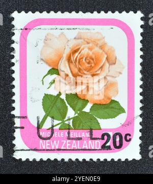 Gestempelte Briefmarke, gedruckt von Neuseeland, die Rose 'Michele Meilland' zeigt - extra, ca. 1980. Stockfoto