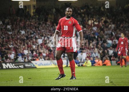 Stürmer Nathan Blake ersetzt den verletzten John Hartson. Qualifikationsspiel WALES gegen FINNLAND in Gruppe 9 für die 2004 Euro im Millennium Stadium in Cardiff, Wales, Großbritannien am 10. September 2003. Foto: ROB WATKINS. INFO: Die Qualifikation für die UEFA-Europameisterschaft 2004 in Wales war denkwürdig, aber letztlich herzzerreißend. Unter der Leitung von Manager Mark Hughes und mit Stars wie Ryan Giggs erreichten sie die Playoff-Phase, verpassten aber knapp die Qualifikation und verloren gegen Russland trotz starker Leistungen. Stockfoto