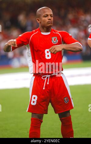 Wales-Stürmer Robert Earnshaw wärmt sich vor dem Spiel auf. Qualifikationsspiel WALES gegen FINNLAND in Gruppe 9 für die 2004 Euro im Millennium Stadium in Cardiff, Wales, Großbritannien am 10. September 2003. Foto: ROB WATKINS. INFO: Die Qualifikation für die UEFA-Europameisterschaft 2004 in Wales war denkwürdig, aber letztlich herzzerreißend. Unter der Leitung von Manager Mark Hughes und mit Stars wie Ryan Giggs erreichten sie die Playoff-Phase, verpassten aber knapp die Qualifikation und verloren gegen Russland trotz starker Leistungen. Stockfoto