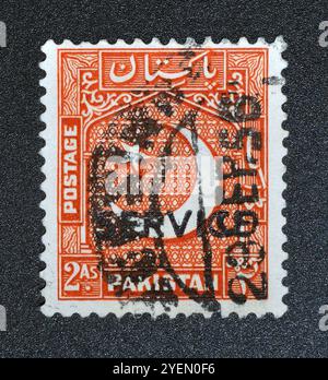 Gestempelte Briefmarke, gedruckt von Pakistan, die Mond- und Sternemblem zeigt, um 1948. Stockfoto