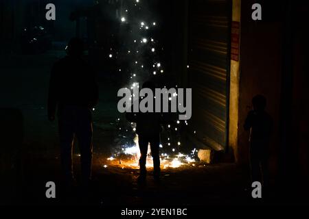 Srinagar, Indien. 31. Oktober 2024. Hinduknaben zünden Feuerknacker anlässlich des Diwali, dem Hindufest der Lichter in Srinagar, der Sommerhauptstadt von Jammu und Kaschmir. Deepavali oder Dipavali ist ein vier- bis fünftägiges Lichterfest, das von Hindus im Herbst auf der ganzen Welt gefeiert wird. (Foto: Saqib Majeed/SOPA Images/SIPA USA) Credit: SIPA USA/Alamy Live News Stockfoto