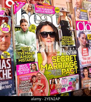 Das Heat Magazin zeigt Spice Girls Mitglied und Modedesignerin Victoria Beckham OBE auf dem Cover von WAG Coleen Rooney und Duchess Meghan Markle. Stockfoto