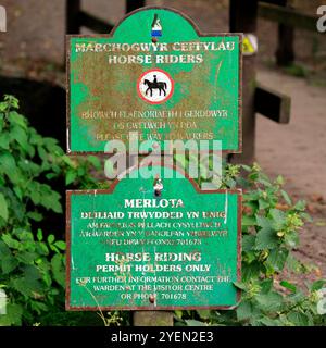 Schild mit Reiterlaubnis nur im Cosmeston Lakes and Country Park, Penarth, South Wales, Großbritannien. 2024 Stockfoto