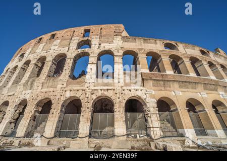 Rom, Italien - 13. Februar 2024 : Außenansicht des Kolosseums mit Sonnenlicht am späten Nachmittag. Stockfoto