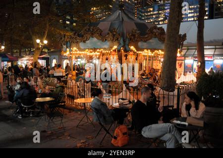 New York, Usa. Oktober 2024. Ein Karussell ist im Bryant Park Winter Village zu sehen, einem saisonalen Veranstaltungsort voller Händler und einer Eislaufbahn in Manhattan, New York City. Quelle: SOPA Images Limited/Alamy Live News Stockfoto