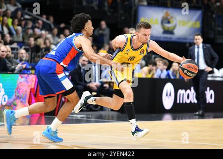 Martin Hermannsson (ALBA Berlin, #15) und Jordan Nwora (Anadolu Efes Istanbul, #3). Im blick Israel Gonzalez (ALBA Berlin, Chef-Trainer) GER, ALBA Berlin gegen Anadolu Efes Istanbul, Basketball, EuroLeague, Saison 2024/2025, 7. Spieltag, 31.10.2024 Foto: Eibner-Pressefoto/Ryan Sleiman Stockfoto