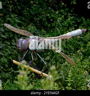 Große Dragonfly-Kunstwerke aus Metall auf der Forest Farm in Südwales. Vom Juli 2024 Stockfoto