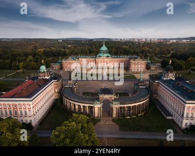 Drohnenblick auf das neue Schloss Sanssouci und die Universität in Potsdam, Deutschland, mit barocker Architektur, historischer Pracht und landschaftlicher Schönheit Stockfoto