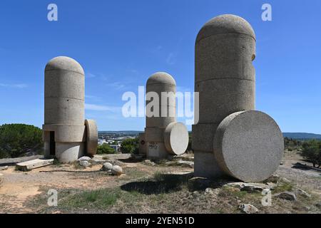 Katharerdenkmal „Les Chevaliers Cathares“ moderne Skulptur (1980) von Jacques Tissinier, der Katharerritter repräsentiert, in der Nähe von Narbonne Frankreich Stockfoto