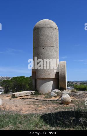 Katharerdenkmal „Les Chevaliers Cathares“ moderne Skulptur (1980) von Jacques Tissinier, der Katharerritter repräsentiert, in der Nähe von Narbonne Frankreich Stockfoto